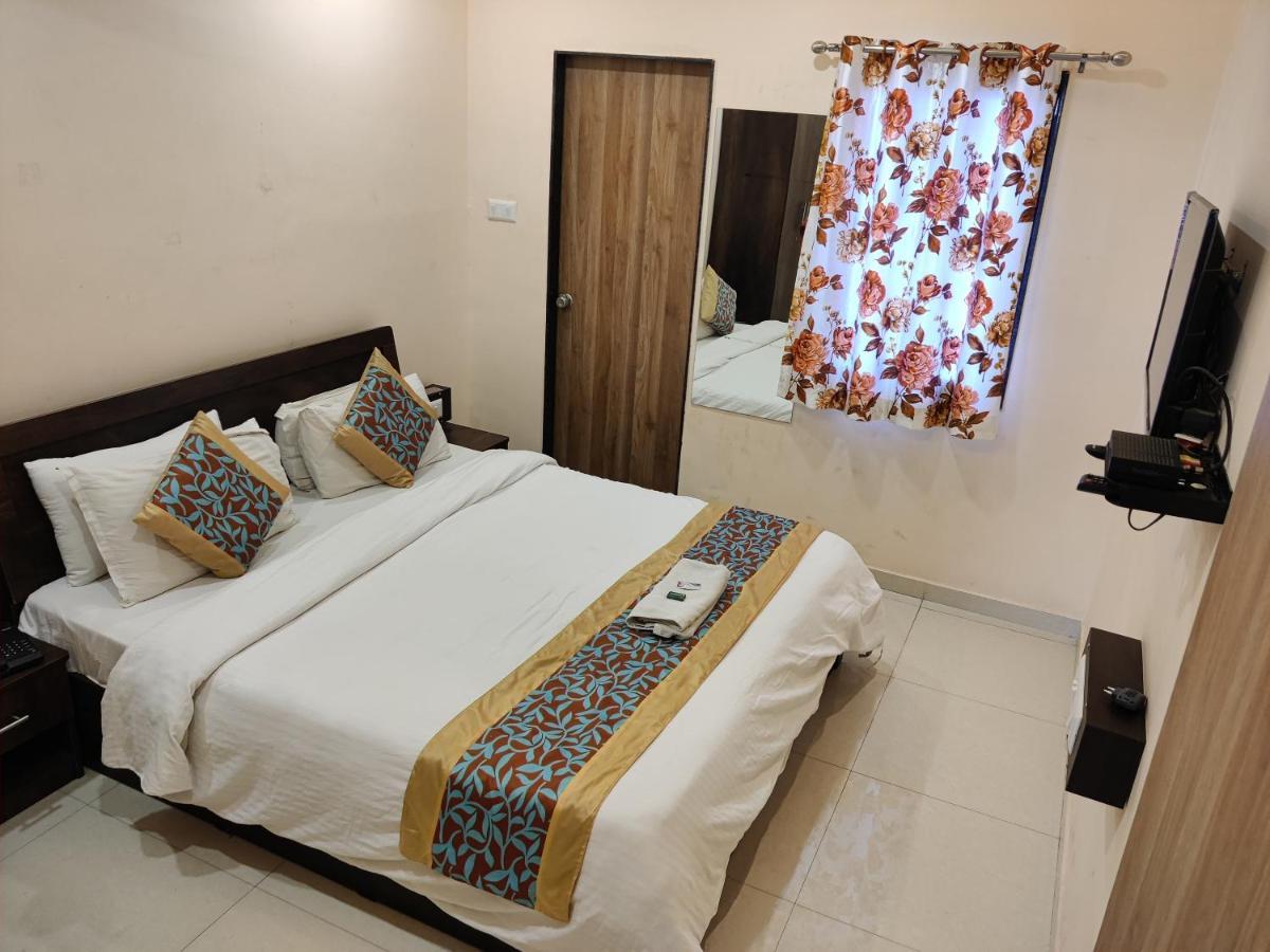 Hotel Blue Leaf Rajkot Exterior foto