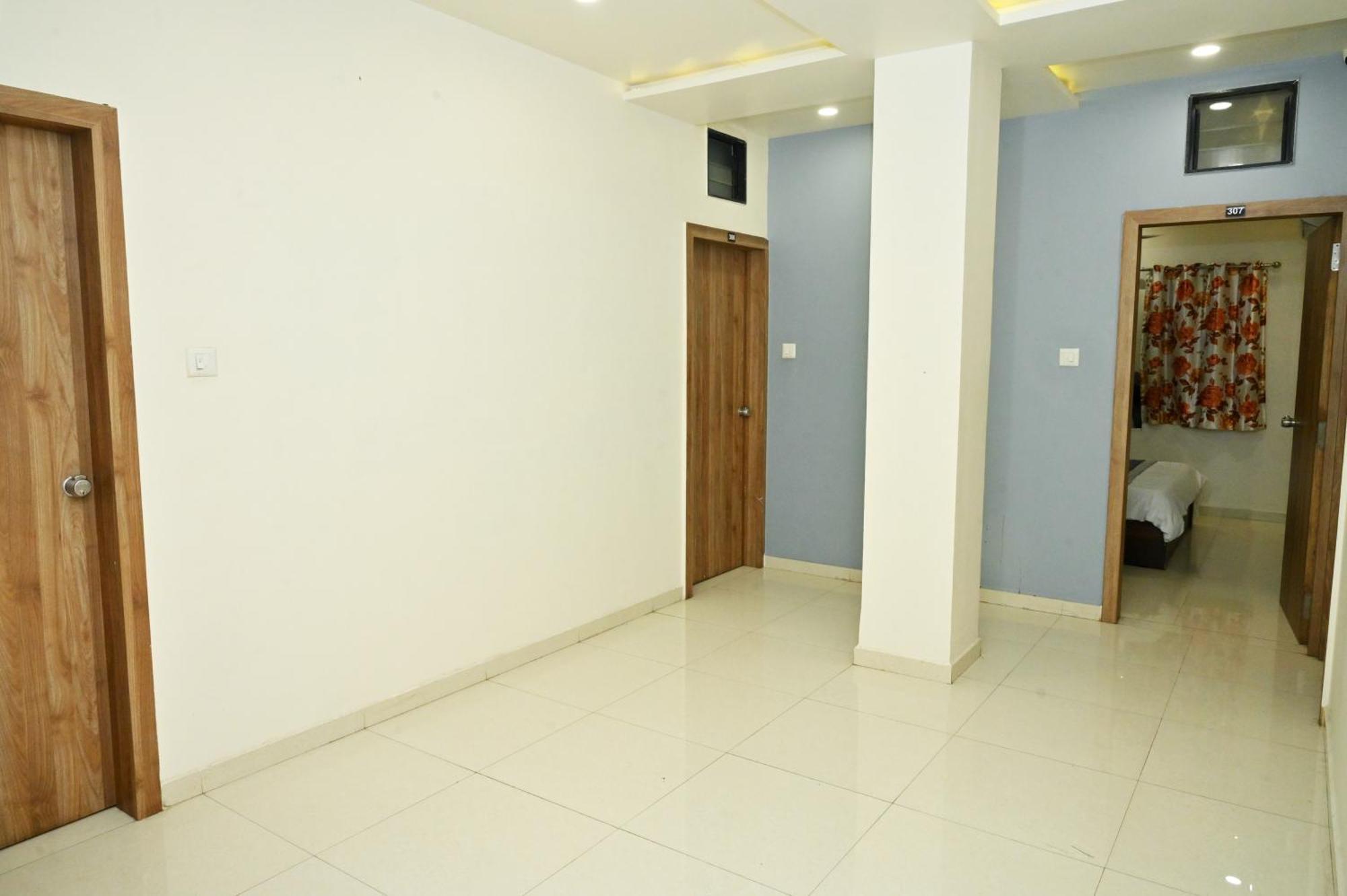 Hotel Blue Leaf Rajkot Exterior foto