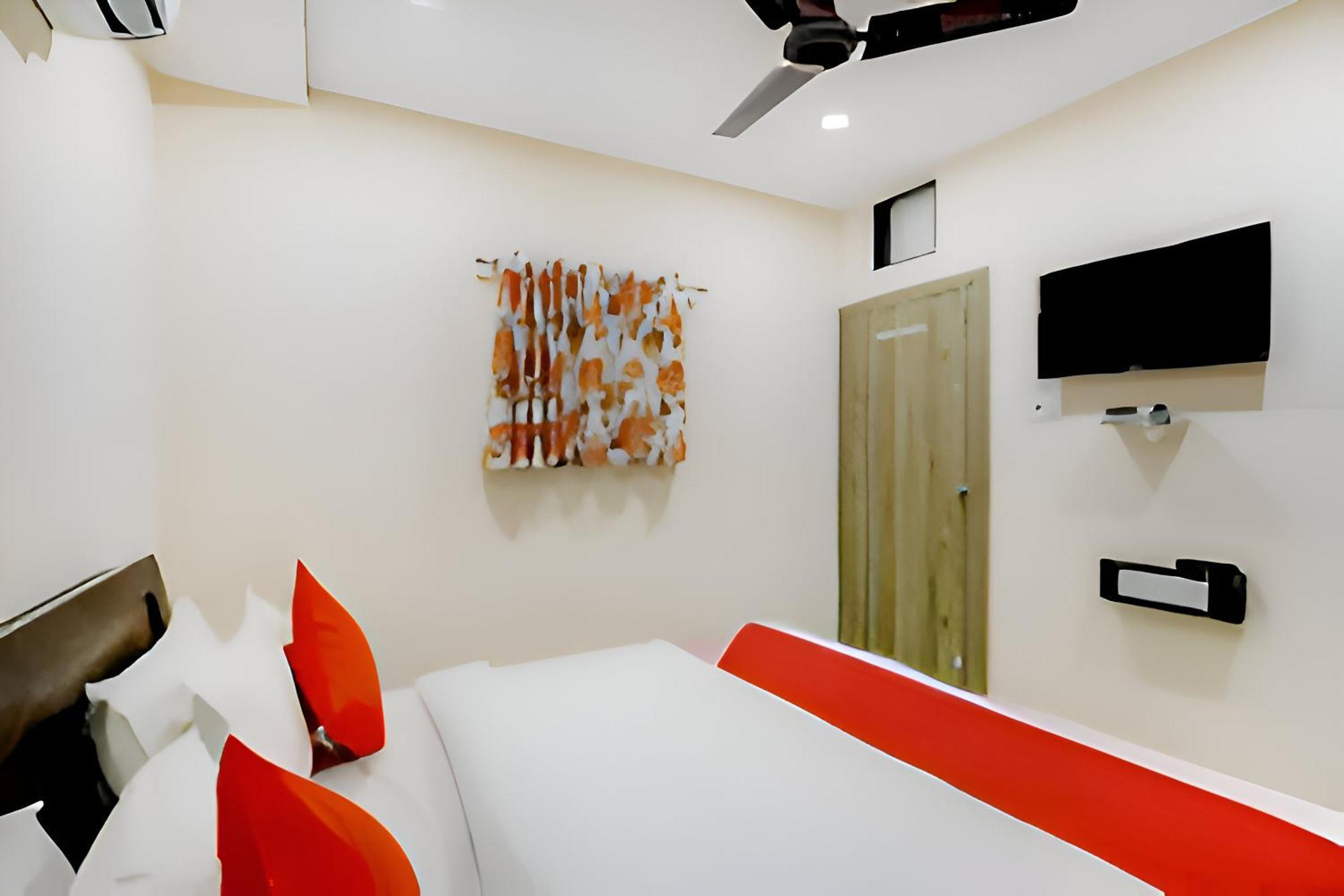 Hotel Blue Leaf Rajkot Exterior foto